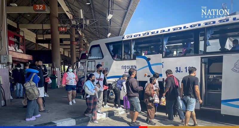 Das Transportunternehmen sagte, es werde 4.000 interprovinzielle Bus- und Van Dienste betreiben, um über 53.000 Passagiere am Montag nach den Neujahrsreisen zurück nach Bangkok zu befördern, die ihre Freunde und Verwandte im Landesinneren besucht haben.<br /> Das Transportunternehmen sagte, es werde 4.000 interprovinzielle Bus- und Van Dienste betreiben, um über 53.000 Passagiere am Montag nach den Neujahrsreisen zurück nach Bangkok zu befördern, die ihre Freunde und Verwandte im Landesinneren besucht haben. Die Menschen begannen am Sonntag (1. Januar), in die Stadt zurückzukehren, als das Unternehmen 2.792 Verbindungen für über 26.000 Passagiere durchführte, die früh in Bangkok ankommen wollten