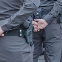 . Mehr als 80 Mitarbeiter der Einwanderungspolizei, darunter drei im Rang eines Generalmajors, werden zur Befragung vorgeladen, weil sie angeblich einer Gruppe chinesischer grauer Kapitalisten geholfen haben, sich in Thailand aufzuhalten, sagte die Zeitung Naewna am Montag (16. Januar).