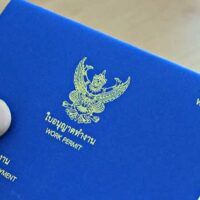 Der thailändische Arbeitsminister hat Arbeitgebern von Ausländern und den betroffenen Ausländern, die in Thailand arbeiten, eine strenge Warnung ausgesprochen. Sie müssen eine Arbeitserlaubnis haben, um im Königreich zu arbeiten, und Sie dürfen keine Jobs ausüben, die Thailändern vorbehalten sind, sagte er.