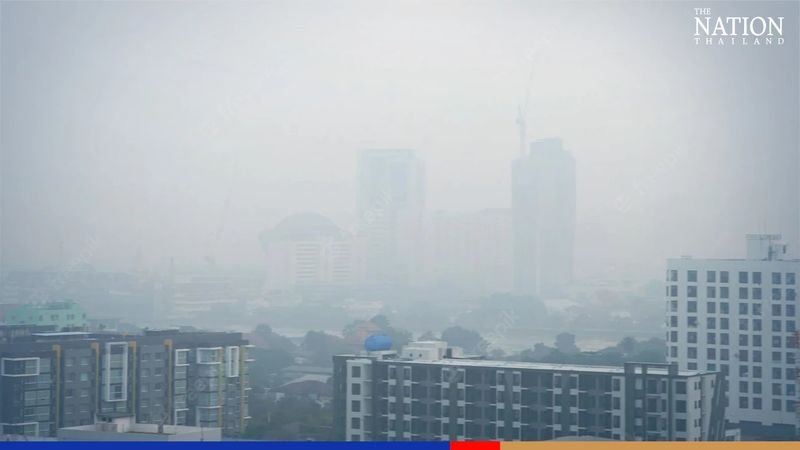 Große Gebiete von Bangkok werden am Montag und Dienstag (16. und 17. Januar) aufgrund des Mangels an Brise und Luftstrom von schwerem PM 2,5 Feinstaub getroffen. Das Umweltamt der Stadtverwaltung sagte am Samstag, dass der Mangel an Wind und Brise in Bangkok im Wesentlichen die Umweltverschmutzung in der Stadt einschließt. Die Gebiete, von denen erwartet wird, dass sie von einer hohen Ansammlung von PM 2,5 betroffen sind, sind die Innenstadt von Bangkok und die nördlichen und südlichen Zonen von Thon Buri im Westen der Stadt, warnte das Büro. Die Einheit fällt unter die Zuständigkeit der Bangkok Metropolitan Administration (BMA).