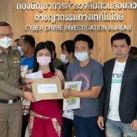 Thai Rath berichtete, dass der Gründer der sozialen Aktionsgruppe Sai Mai Tong Rort, Ekkahopp Leuangprasert, gestern rund 20 Opfer eines Online Hacking Falls zu einem Treffen mit der Polizei im Hauptquartier des Cyber Crime Investigation Bureau in Muang Thong Thani gebracht habe.