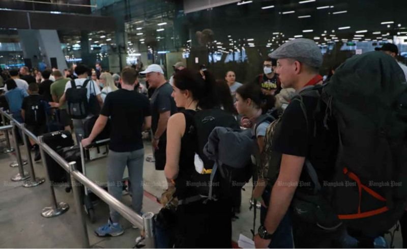 Gesundheitsminister Anutin Charnvirakul hat bekräftigt, dass keine neuen Covid-bezogenen Maßnahmen, die in Thailand verabschiedet werden, Reisende aus irgendeinem Land, einschließlich China, diskriminieren werden. Die am Donnerstag abzuschließenden Covid-19 Regeln würden für Reisende aus allen Ländern gelten, sagt der Minister.