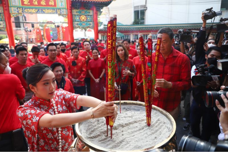 Paetongtarn „Ung Ing“ Shinawatra, die Chefberaterin von Pheu Thai für die Öffentlichkeitsbeteiligung und Innovation, und der Immobilienmagnat Srettha Thavisin machten am Samstag (21. Januar) in Yaowarat ihren ersten öffentlichen Wahlkampfstopp. Paetongtarn „Ung Ing“ Shinawatra, die Chefberaterin von Pheu Thai für die Öffentlichkeitsbeteiligung und Innovation, und der Immobilienmagnat Srettha Thavisin machten am Samstag (21. Januar) in Yaowarat ihren ersten öffentlichen Wahlkampfstopp.