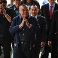 Der ehemalige Rothemden Führer Jatuporn Prompan hat politische Beobachter schockiert, indem er scharfe Kritik an seiner ehemaligen Partei Pheu Thai und ihrem Patriarchen Thaksin Shinawatra geäußert hat. Jatuporn forderte, dass die Kernoppositionspartei eine öffentliche Erklärung abgibt, dass sie nach den Parlamentswahlen im Laufe dieses Jahres kein Bündnis mit der regierenden Palang Pracharath-Partei eingehen werde.