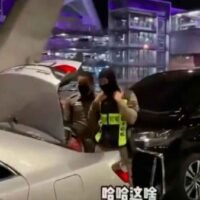 Die chinesische Touristin, die einen Videoclip gepostet hat, der zeigt, wie drei thailändische Polizisten ihr eine Abkürzung durch die Einwanderung und eine Polizeieskorte zu ihrem Hotel in Pattaya anbieten, hat das Land bereits verlassen, teilte das Tourist Police Bureau (TBP) am Donnerstag mit.