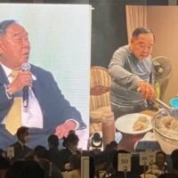 Die Palang Pracharath Partei hat bei der Spendenaktion gestern Abend (30. Januar) in einem Hotel in Bangkok 510 Millionen Baht in bar verdient. Der größte Koalitionspartner verkaufte insgesamt 170 Esstische mit ausgewählten Lebensmitteln für jeweils drei Millionen Baht, um die 510 Millionen Baht Fonds für seinen landesweiten Wahlkampf während eines aktuellen Vorfelds einer Parlamentswahl mit Parteichef Prawit Wongsuwan aufzubringen, der zum Parteikandidaten für das Amt des Premierministers ernannt werden soll.