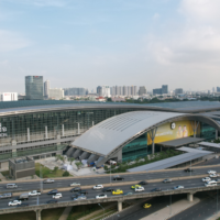 Thailands neuer nationaler Bahnterminal ist bereits vor seiner offiziellen Enthüllung in Schwierigkeiten geraten. Die Bang Sue Grand Station versetzt die sozialen Medien und die Nutzer in Brand mit der Nachricht, dass die Installation von Schildern für ihren neuen königlich gewährten Namen satte 33 Millionen Baht kosten wird.