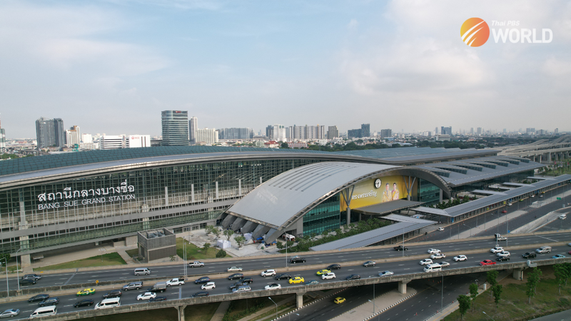Thailands neuer nationaler Bahnterminal ist bereits vor seiner offiziellen Enthüllung in Schwierigkeiten geraten. Die Bang Sue Grand Station versetzt die sozialen Medien und die Nutzer in Brand mit der Nachricht, dass die Installation von Schildern für ihren neuen königlich gewährten Namen satte 33 Millionen Baht kosten wird.