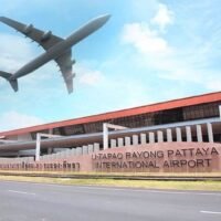 Thailands amtierender Premierminister Prayuth Chan o-cha unternimmt Schritte, um die Entwicklung des internationalen Flughafens U-Tapao zu beschleunigen, in der Hoffnung, dem Land einen Gewinn von 305 Milliarden Baht zu bescheren. Der internationale Flughafen U-Tapao ist ein Joint Venture zwischen dem BBS Consortium und dem EEC Policy Committee der Regierung im Rahmen einer 50-jährigen Konzession mit dem Ziel, 60 Millionen Passagiere pro Jahr abzufertigen, so Frau Tipanan Sirichana, die stellvertretende Sprecherin der Regierung.