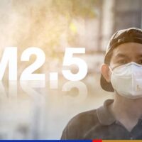 Die Luftqualität in 43 Gebieten im Großraum Bangkok erreichte am Freitagmorgen unsichere Werte, wie Berichte der Bangkok Metropolitan Administration (BMA) zeigen. Die Messwerte für PM 2,5 (Staubpartikel mit einem Durchmesser von weniger als 2,5 Mikrometern) lagen im Bereich von 36 bis 74 Mikrogramm pro Kubikmeter Luft (μg/m3). Thailands Standard für sichere Werte von PM 2,5 beträgt 50 μg/m3 oder weniger, während die Weltgesundheitsorganisation ihn auf 12 μg/m3 oder weniger festlegt.