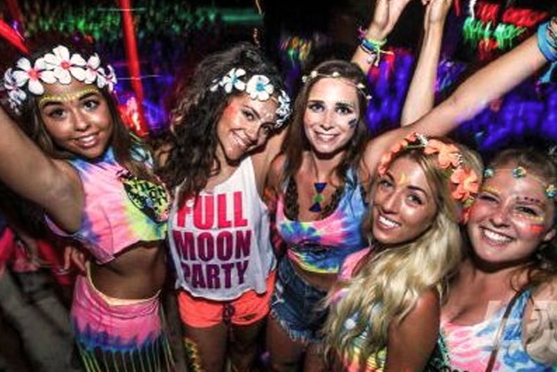 Etwa 20.000 internationale Touristen nahmen von Freitagnacht bis Samstagmorgen an der ersten Vollmondparty dieses Jahres auf Ko Phangan teil und markierten den Beginn der Hochsaison für den Tourismus auf der Südinsel, die bis Ende März andauern wird.
