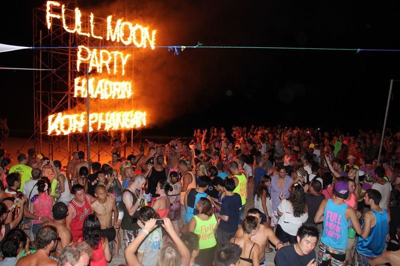 Etwa 20.000 internationale Touristen nahmen von Freitagnacht bis Samstagmorgen an der ersten Vollmondparty dieses Jahres auf Ko Phangan teil und markierten den Beginn der Hochsaison für den Tourismus auf der Südinsel, die bis Ende März andauern wird. Etwa 20.000 internationale Touristen nahmen von Freitagnacht bis Samstagmorgen an der ersten Vollmondparty dieses Jahres auf Ko Phangan teil und markierten den Beginn der Hochsaison für den Tourismus auf der Südinsel, die bis Ende März andauern wird.