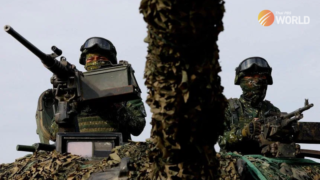Ein Vier-Sterne General der US-Luftwaffe hat bereits vor einem Konflikt mit China im Jahr 2025 gewarnt – höchstwahrscheinlich über Taiwan – und seine Kommandeure aufgefordert, ihre Einheiten dazu zu drängen, in diesem Jahr die maximale Einsatzbereitschaft zu erreichen. In einem internen Memorandum, das gestern am Freitag (27. Januar) erstmals in den sozialen Medien auftauchte und später vom Pentagon als echt bestätigt wurde, sagte der Leiter des Luftmobilitätskommandos, General Mike Minihan, dass das Hauptziel darin bestehen sollte, „abzuschrecken und, falls erforderlich, China zu besiegen".