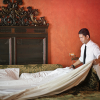 Die Arbeit in einem Hotel galt früher als attraktive Karriere, da nicht nur der Job an sich interessant war, sondern auch das monatliche Gehalt relativ anständig war und es auch andere Vorteile gab. Aber die Covid-19 Pandemie hat all das geändert, und jetzt müssen die Hotelbetreiber härter als je zuvor arbeiten, um Personal einzustellen, da viele Touristen nach Thailand zurückkehren.