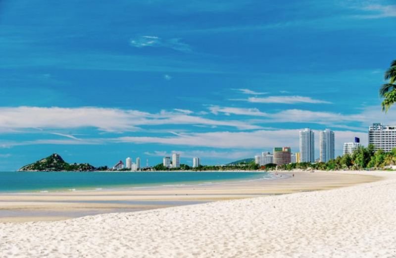 Wichtige Tourismusprovinzen bereiten sich auf die Rückkehr von Touristen aus China vor, nachdem das Land am Sonntag seine Grenzen wieder geöffnet hat.<br /> Wichtige Tourismusprovinzen bereiten sich auf die Rückkehr von Touristen aus China vor, nachdem das Land am Sonntag seine Grenzen wieder geöffnet hat. Bangkok, Chiang Mai, Phuket und Pattaya von Chon Buri sind bei den chinesischen Reisenden sehr beliebt. Für das erste Quartal des Jahres werden etwa 300.000 chinesische Ankünfte prognostiziert, einschließlich Januar mit einer reduzierten Gesamtzahl von nur 60.000 aufgrund der begrenzten Sitzplatzkapazität.