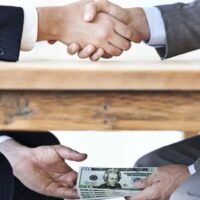 Thailänder, die zulassen, dass ihre Namen von Ausländern als Nominierte für die Eröffnung von Geschäften verwendet werden, die thailändischen Staatsangehörigen vorbehalten sind, können mit Gefängnisstrafen von drei Jahren und / oder einer Geldstrafe zwischen 100.000 Baht und einer Million Baht rechnen, sagte Thosapone Dansuputra, der Generaldirektor für die Wirtschaft der Entwicklungsabteilung, gestern am 15. Januar.