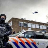 „Siebzig Euro für einen, 120 für zwei“, sagte der Kokainhändler, als die junge Frau ihre Tür am schicken Rive Gauche in Paris öffnete. „Ich bin wie all die Lieferfahrer, die durch Paris rasen und Sushi und Lebensmittel abliefern“, lächelte er. "Ich bekomme Bestellungen und liefere sie aus." Kokain zu bekommen ist in vielen europäischen Großstädten mittlerweile so einfach wie das Bestellen einer Pizza.