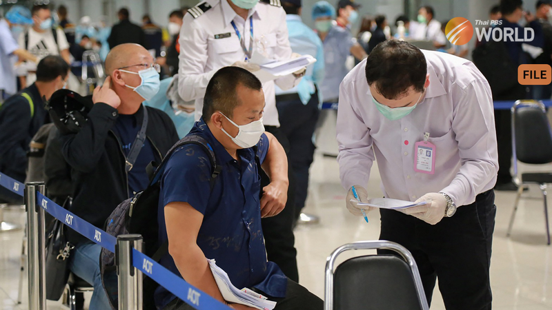 Es wird erwartet, dass COVID-19 Infektionen in Thailand in diesem Jahr zunehmen werden, da mehr Ankünfte aus China kommen, aber es gibt keinen Grund, sich übermäßig Sorgen zu machen, solange sie vollständig geimpft sind, Gesichtsmasken tragen und soziale Distanz wahren, sagte Professor Dr. Prasit Watanapa, ein Dekan der Medizinischen Fakultät der Mahidol University, heute am Montag (2. Januar). Es wird erwartet, dass COVID-19 Infektionen in Thailand in diesem Jahr zunehmen werden, da mehr Ankünfte aus China kommen, aber es gibt keinen Grund, sich übermäßig Sorgen zu machen, solange sie vollständig geimpft sind, Gesichtsmasken tragen und soziale Distanz wahren, sagte Professor Dr. Prasit Watanapa, ein Dekan der Medizinischen Fakultät der Mahidol University, heute am Montag (2. Januar).