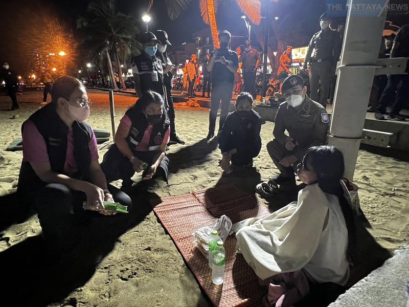 Die Touristenpolizei von Pattaya verschärft die Maßnahmen, um die Sicherheit der Touristen zu 100 Prozent zu gewährleisten. Seit gestern nach Mitternacht (14. Januar ) patrouillierten ein Team der Stadtpolizei von Pattaya und relevante Beamte am Strand von Pattaya. Lieutenant Colonel Ptchaya Kaewplueng sagte den Pattaya News, dass es viele Verbrechen gebe, insbesondere in Bezug auf den Diebstahl von Eigentum von Touristen. Viele Verdächtige sind angeblich Prostituierte und haben der Stadt Schaden zugefügt. Die Polizei verschärft die Maßnahmen, um solche Verbrechen zu verhindern