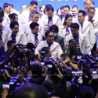 Zwei Mitglieder der Seri Ruam Thai Partei haben bei der Wahlkommission (EC) eine Petition eingereicht, um zu untersuchen, ob eine kürzlich stattgefundene Generalversammlung der Partei United Thai Nation (UTN) gegen das Wahlgesetz verstoßen hat. Die Petition wurde zusammen mit Videoclips von Somchai Srisutthiyakorn, politischer Lenkungsvorsitzender der Seri Ruam Thai Partei, und Veera Somkwamkid, Vorsitzende der Antikorruptionsstrategie der Partei, eingereicht