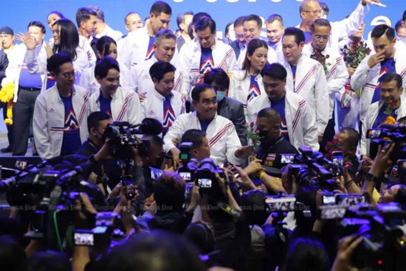 Zwei Mitglieder der Seri Ruam Thai Partei haben bei der Wahlkommission (EC) eine Petition eingereicht, um zu untersuchen, ob eine kürzlich stattgefundene Generalversammlung der Partei United Thai Nation (UTN) gegen das Wahlgesetz verstoßen hat.<br /> Zwei Mitglieder der Seri Ruam Thai Partei haben bei der Wahlkommission (EC) eine Petition eingereicht, um zu untersuchen, ob eine kürzlich stattgefundene Generalversammlung der Partei United Thai Nation (UTN) gegen das Wahlgesetz verstoßen hat. Die Petition wurde zusammen mit Videoclips von Somchai Srisutthiyakorn, politischer Lenkungsvorsitzender der Seri Ruam Thai Partei, und Veera Somkwamkid, Vorsitzende der Antikorruptionsstrategie der Partei, eingereicht