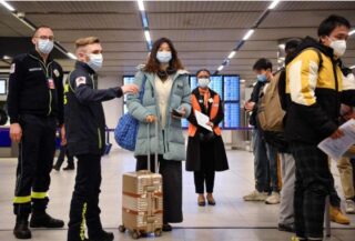 China bezeichnete am Dienstag die zunehmenden internationalen Beschränkungen für Reisende aus seinem Hoheitsgebiet als „inakzeptabel“, nachdem über ein Dutzend Länder den Besuchern aus der bevölkerungsreichsten Nation der Welt neue Covid-19 Maßnahmen auferlegt hatten.