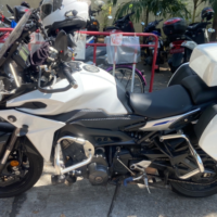 Ein Reiseveranstalter und ein chinesischer Tourist sollen wegen umstrittener und nicht autorisierter Polizeieskorte von thailändischen Touristen- und Verkehrspolizisten zu einer Befragung eingeladen werden. Pol Maj Gen Archayon Kraithong, der Sprecher der Royal Thai Police (RTP), sagte am Montag, dass gegen zwei Verkehrspolizisten und einen Touristenpolizisten nun von ihren jeweiligen Behörden ermittelt wird, weil sie eine chinesische Touristin in ihr Hotel nach Bangkok eskortiert haben.