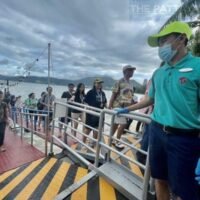 Laut dem Direktor des Büros der Tourismusbehörde von Thailand in Phuket verzeichnet Phuket mehr Aktivitäten von Touristen, da der Tourismus jetzt bei 50 % im Vergleich zum Niveau vor der Pandemie liegt. Frau Nantasiri Ronsiri sagte am Donnerstag, dass die Zahl der Besucher von Phuket von Januar bis Dezember 2022 insgesamt 9,26 Millionen betrug, wobei 53,6 % einheimische Touristen und 46,4 % internationale Touristen waren, was das ganze Jahr über 233,38 Milliarden Baht an Tourismuseinnahmen nach Phuket brachte.