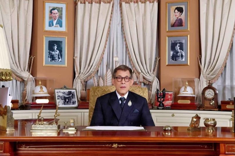 Seine Majestät der König hat die Thailänder dafür gelobt, dass sie in ihrer Stunde der Not zusammengekommen sind und die Pandemie und die Naturkatastrophen überwunden haben.<br /> Seine Majestät der König hat die Thailänder dafür gelobt, dass sie in ihrer Stunde der Not zusammengekommen sind und die Pandemie und die Naturkatastrophen überwunden haben. In der im Fernsehen übertragenen Neujahrsansprache seiner Majestät sagte der König, dass die Thais immer Freundlichkeit und Fürsorge zeigen und einander angesichts ungünstiger Situationen zu Hilfe kommen.