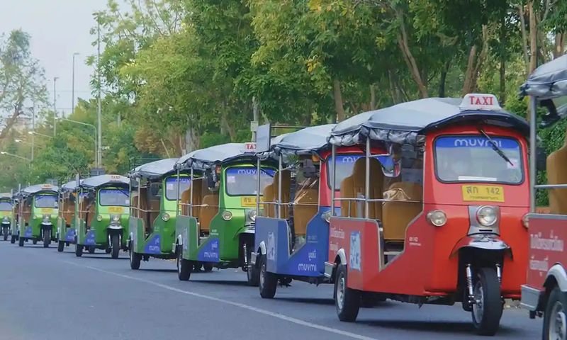 Reisen ohne die Abgase und den Lärm von Verbrennungsmotoren wird in dem Land mit einer der schlimmsten Luftverschmutzung der Welt immer beliebter Thailands ikonische, benzinfressende Tuk-Tuks werden durch ein umweltfreundlicheres, energieeffizienteres Modell ersetzt, das Reisenden eine umweltfreundlichere Möglichkeit bietet, sich in einem der weltweit schlimmsten Länder fortzubewegen, wenn es um Luftverschmutzung geht.