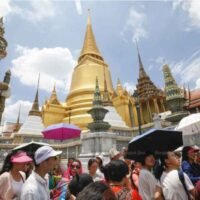 Premierminister Prayuth Chan o-cha versicherte, dass Thailand bereit ist, die Rückkehr von Reisen und Touristen aus China zu bewältigen, da die Besorgnis über importierte Covid-19 Fälle nach der Wiedereröffnung seiner Grenzen durch China am Sonntag wächst.