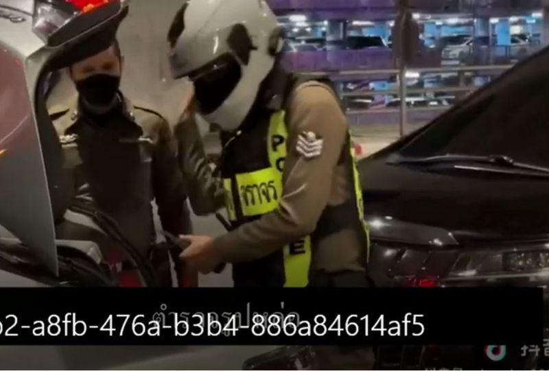 Zwei Männer, die angeblich Polizisten sind, sind in einem Video zu sehen, das von einer Chinesin gepostet wurde, die sagte, sie habe eine VIP-Behandlung mit beschleunigten Einwanderungsverfahren am Flughafen Suvarnabhumi und einer Autokolonne der Polizei nach Pattaya erhalten. Die Preise betrugen 7.000 Baht für eine Fahrt in einem Polizeiauto oder 6.000 Baht für eine Motorradeskorte. (Aufnahme von @choudan0302 Douyin-Konto) Zwei Männer, die angeblich Polizisten sind, sind in einem Video zu sehen, das von einer Chinesin gepostet wurde, die sagte, sie habe eine VIP-Behandlung mit beschleunigten Einwanderungsverfahren am Flughafen Suvarnabhumi und einer Autokolonne der Polizei nach Pattaya erhalten. Die Preise betrugen 7.000 Baht für eine Fahrt in einem Polizeiauto oder 6.000 Baht für eine Motorradeskorte. (Aufnahme von @choudan0302 Douyin-Konto)