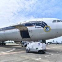 Sauerstoffvorräte von Ihren Majestäten dem König und der Königin und andere Hilfsgüter, die Covid-19-Patienten gespendet wurden, werden für eine humanitäre Mission nach Indien im Mai 2021 auf einen Airbus 340-500 der Royal Thai Air Force geladen. Dasselbe Flugzeug wurde für den Transport von VIPs verwendet . (Foto: Royal Thai Air Force)
