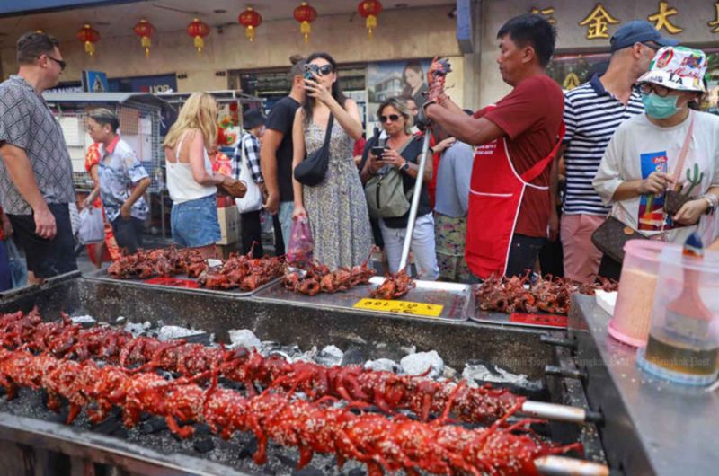 Premierminister Prayuth Chan o-cha hat eine neue Soft-Power Richtlinie für Tourismusagenturen erlassen, um die thailändische Kultur als Teil der Bemühungen, internationale Besucher anzuziehen, zu fördern.<br /> Premierminister Prayuth Chan o-cha hat eine neue Soft-Power Richtlinie für Tourismusagenturen erlassen, um die thailändische Kultur als Teil der Bemühungen, internationale Besucher anzuziehen, zu fördern. Regierungssprecher Anucha Burapachaisri sagte am Mittwoch, die Politik des Premierministers konzentriere sich auf die 5Fs – Essen, Film, Mode, Kämpfe und Festivals.