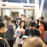 Thailand erwartet einen großen Zustrom chinesischer Touristen mit der Ankunft von 1.910 Flügen aus China und zusätzlichen 6.318 Fluganfragen für den Zeitraum vom 13. bis 19. Februar, so die Zivilluftfahrtbehörde von Thailand (CAAT). Suttipong Kongpool, der Präsident der CAAT, sagte der Öffentlichkeit, dass das Reisen in Thailand sowohl im Inland als auch international vom 13. bis 19. Februar geschäftig sein würde, da bereits 6.318 Flugplätze beantragt wurden, was die Gesamtzahl der Flüge für Februar 2023 auf 25.256 erhöht.