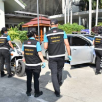 Vier junge Polizeibeamte, denen vorgeworfen wird, chinesischen Touristen, die vom internationalen Flughafen Suvarnabhumi zu ihren Hotels in Bangkok reisen, gegen Gebühr Fahrzeugbegleitdienste angeboten zu haben, wurden in das Büro des Generalinspektors vorgeladen, um die Anklage wegen grober Disziplinarverstöße zu bestätigen.