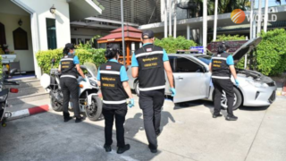 Vier junge Polizeibeamte, denen vorgeworfen wird, chinesischen Touristen, die vom internationalen Flughafen Suvarnabhumi zu ihren Hotels in Bangkok reisen, gegen Gebühr Fahrzeugbegleitdienste angeboten zu haben, wurden in das Büro des Generalinspektors vorgeladen, um die Anklage wegen grober Disziplinarverstöße zu bestätigen.