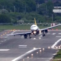 2023 sollte das Jahr werden, in dem das Reisen endlich wieder zur Normalität zurückkehrt, nachdem die Branche drei Jahre lang auf den Knien war. Die Konkurse der Fluggesellschaften und die Preiserhöhungen haben es jedoch für Reisende schwierig gemacht, ihre Reisen zu planen. Vor Ort wurde Thai Airways am Boden gelassen, aus dem Besitz der thailändischen Regierung entlassen, neu gestartet, umgeleitet und kämpft sich derzeit aus dem Konkurs heraus.