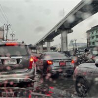Der Verkehr in Teilen von Bangkok war am Mittwochmorgen stark überlastet, als starker Regen die Hauptstadt und die umliegenden Gebiete traf. Die Fahrzeuge fuhren auf den Straßen Stoßstange an Stoßstange, und viele Pendler verbrachten doppelt so viel Zeit wie sonst auf dem Weg zur Arbeit.