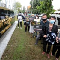 Amnesty International Thailand, sowie eine Gruppe von Aktivisten und Familien von Opfern, hat das thailändische Justizministerium aufgefordert, alle Bestimmungen des Gesetzes zur Verhütung und Unterdrückung von Folter und erzwungenem Verschwinden, das heute in Kraft tritt durchzusetzen, nachdem das Kabinett kürzlich angekündigt hatte, die Durchsetzung einigermaßen wichtiger Bestimmungen bis dahin aufzuschieben.