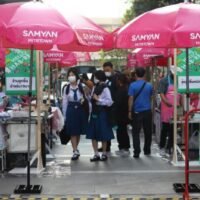 Die Behörden arbeiten daran, die Bürgersteige der Stadt fußgängerfreundlicher zu machen, seit Bangkoks Gouverneur Chadchart Sittipun letztes Jahr sein Amt antrat, da dies eines der 216 Versprechen war, die er einen Monat vor seiner Wahl gemacht hatte. Der Umzug wurde nach einer administrativen Umstrukturierung im Dezember letzten Jahres ermöglicht, bei der 19 Gemeindevorsteher gebeten wurden, mehrere Bezirke in der Hauptstadt zu säubern.