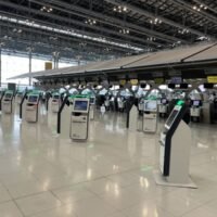 Airports of Thailand (AoT) hat neue Maßnahmen angekündigt, um dem Anstieg der Passagierankünfte am Suvarnabhumi International Airport entgegenzuwirken. Die AoT gab bekannt, dass es Maßnahmen ergriffen hat, um Verzögerungen in den Gepäckausgabebereichen und die Servicezeiten der Passagiere zu reduzieren, da die Anzahl der Beschwerden im vergangenen Monat zugenommen hat