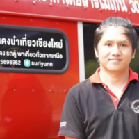Die roten Songthaew Minibusse in Chiang Mai sind seit mehreren Jahrzehnten ein ikonisches Transportmittel, sowohl für Touristen als auch für Einheimische, die kein Auto oder Motorrad haben. Die Busse, bei denen es sich eigentlich um Pickups handelt, die mit zwei gegenüberliegenden Sitzreihen ausgestattet sind, verkehren normalerweise auf festen Linien. In letzter Zeit haben sich einige von ihnen jedoch dank des kreativen Denkens einer neuen Generation von Fahrern, darunter Phuthavat Singkha, ein 29-jähriger Absolvent der Kommunikationskunst, verändert, um der sich ändernden Umgebung und dem Geschmack der Touristen gerecht zu werden
