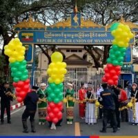 Der Grenzkontrollpunkt Thailand - Myanmar in Mae Sai in Chiang Rai wurde heute am Montag (20. Februar) nach dreijähriger Schließung wegen Covid-19 wiedereröffnet. Der stellvertretende Gouverneur von Chiang Rai, Somwang Boonrayong, und der Gouverneur von Thachileik, U Min Nai, leiteten um 7.30 Uhr die Wiedereröffnungszeremonie für die Thailand – Myanmar Freundschaftsbrücke ein.