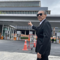 Chuwit Kamolvisit hat sich den Ruf eines Antikorruptionshelden erworben, nachdem er wiederholt Polizeibestechung und Untergrundgeschäfte aufgedeckt hat, die mit korrupten Staatsbeamten in Verbindung stehen. Einst ein selbsternannter „Super-Zuhälter“, hat sich Chuwit von einem Massagesalon Tycoon zu einem Politiker, einem Sträfling, einem TV-Talkshow Moderator und einem Kreuzritter gegen Thailands chronische Korruption entwickelt.