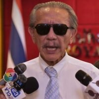 Chuwit Kamolwisit, ehemaliger Besitzer eines Politik- und Massagesalons, der zu Thailands Whistleblower Chef wurde, wird eine sehr große Woche haben, da seine Behauptungen über die Korruption im Land neue Höhen erreichen. Der Whistleblower Chef Chuwit hat eine arbeitsreiche Woche vor sich, um alle wegen Korruption / Fehlverhalten zu verfolgen.