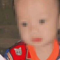 Eine Mutter im Teenageralter, die zuvor behauptet hatte, ihr 8 Monate altes Baby sei in der Provinz Nakhon Pathom entführt worden, hat der Polizei nun mitgeteilt, dass sie das Kind versehentlich fallen gelassen habe und es an seinen Verletzungen gestorben sei, und sie die Leiche in einen Fluss geworfen habe.