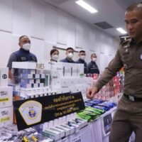 Sechs Beamte wegen mutmaßlicher Erpressung von Touristen festgenommen, als die Polizei gegen E-Zigaretten vorgeht. Sechs Polizisten, die beschuldigt werden, eine Gruppe von Touristen erpresst zu haben, die mit Dampfgeräten erwischt wurden, wurde die Kaution verweigert, während der Polizeichef von Bangkok ein hartes Durchgreifen gegen illegale E-Zigaretten, die in der Hauptstadt weit verbreitet sind, angeordnet hat.