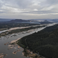 „ Wenn der Mekong ein Mensch wäre, wäre er halbtot, denn alles hat sich komplett verändert“, sagte Niwat Roykaew , der Träger des Goldman Umweltpreises , der seit über 20 Jahren die Bewegung zum Schutz von Flüssen anführt. „ Das ist groß. Die Veränderung des Wasserspiegels, das Verschwinden von Sedimenten und die zunehmende Abfallmenge. Das sind Dinge, die den Fluss beeinflussen“, sagte er weiter.