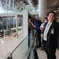 Der internationale Flughafen Suvarnabhumi hat neue Maßnahmen angekündigt, um den Anstieg der ankommenden Passagiere zu bewältigen, da die Zahl der Ankünfte an Bangkoks signifikantem internationalen Gateway nach der Entscheidung Chinas, seine Grenzen wieder zu öffnen, sprunghaft angestiegen ist.